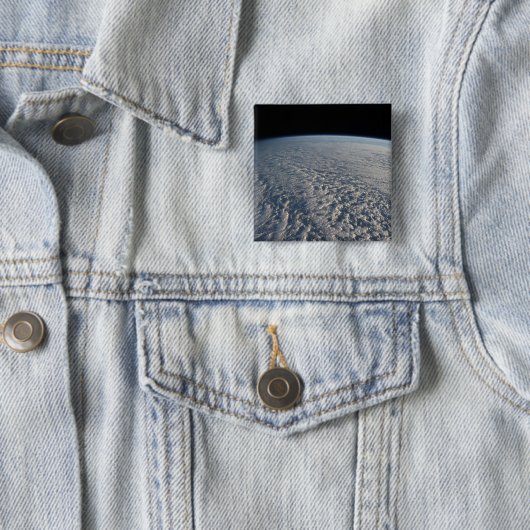 太平洋の上に層塔雲が立つ海。 缶バッジ (インサイチュ)