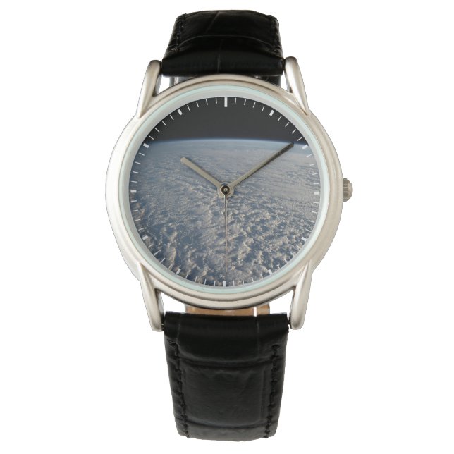 太平洋の上に層塔雲が立つ海。 腕時計 (正面)