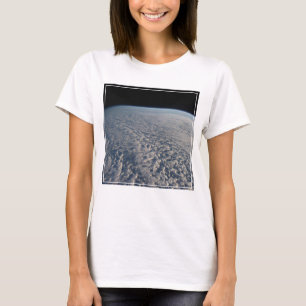 太平洋の上に層塔雲が立つ海。 Tシャツ