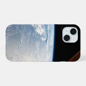 太平洋の水面に反射するサンギント iPhone 15ケース (裏面横)