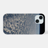 太平洋上の層積雲 iPhone 15ケース (裏面横)