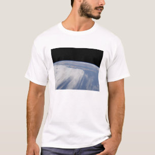 太平洋上の重い雲量 Tシャツ