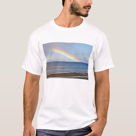 太平洋上空に広がる大きな虹 Tシャツ (正面)
