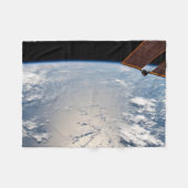 太平洋沖の夕暮れ周辺の雲 フリースブランケット (正面(横))