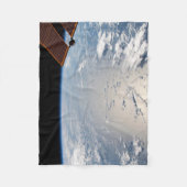 太平洋沖の夕暮れ周辺の雲 フリースブランケット (正面)