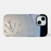 太平洋沖の夕暮れ周辺の雲 iPhone 15ケース (裏面横)