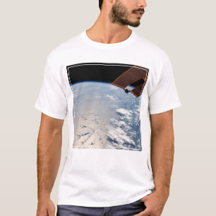 太平洋沖の夕暮れ周辺の雲 Tシャツ
