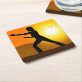 太極拳シルエットをしている女性 スクエアペーパーコースター (アングル)