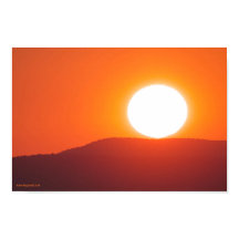 太陽が山の頂上に座る