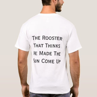 太陽が昇ったのは自分のせいだと思っているニワトリ Tシャツ