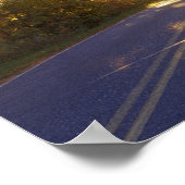 太陽が森の中を突進して道路に出る ポスター (角)