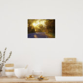 太陽が森の中を突進して道路に出る ポスター (キッチン)