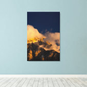 太陽が雲に覆われた山に照らされた キャンバスプリント (インサイチュ (ウッドフロア))