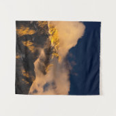 太陽が雲に覆われた山に照らされた タペストリー (正面(横))