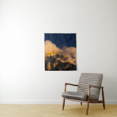 太陽が雲に覆われた山に照らされた タペストリー (インサイチュ)