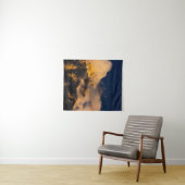 太陽が雲に覆われた山に照らされた タペストリー (インサイチュ(横))