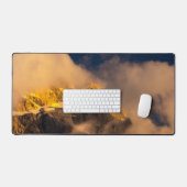 太陽が雲に覆われた山に照らされた デスクマット (キーボード&マウス)