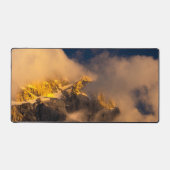 太陽が雲に覆われた山に照らされた デスクマット (正面)