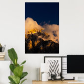 太陽が雲に覆われた山に照らされた ポスター (ホームオフィス)