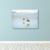 太陽とサーフィンを楽しむ2つの若いカモメ キャンバスプリント (インサイチュ (ウッドフロア))