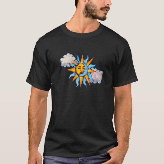 太陽と月と雲の空の晴れた月日 Tシャツ (正面)