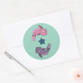 太陽と月の鯉 | 天体の魚座アート ラウンドシール (封筒)