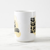 太陽と砂と飲み物を手に コーヒーマグカップ (中央)