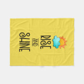 太陽と雲とのライズとシャインタイポグラフィ フリースブランケット (正面(横))