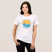 太陽と青い海の波の夏のビーチバケーション トライブレンドTシャツ (正面全面)