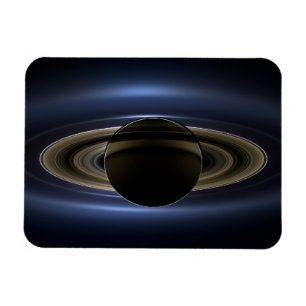 太陽によってバックライト付きの土星システムのモザイク。 マグネット