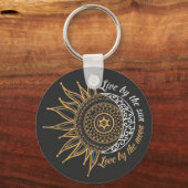 太陽に囲まれて生きる、月に囲まれて愛する キーホルダー (正面)