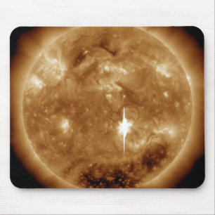 太陽に巨大なXクラス太陽ののフレアが噴出する マウスパッド