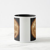 太陽に巨大なXクラス太陽ののフレアが噴出する マグカップ (中央)