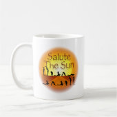 太陽に敬礼する コーヒーマグカップ (左)