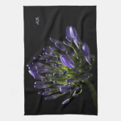太陽に照らされた咲く紫色のアガパンサス属、アフリカユリ キッチンタオル (縦)
