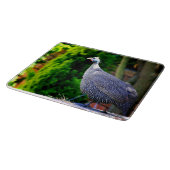 太陽に立つ青いヘルメットをかぶったホロホロ鳥 カッティングボード (角)