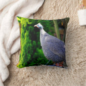 太陽に立つ青いヘルメットをかぶったホロホロ鳥 クッション (ブランケット)