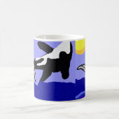 太陽のマグへのシャチのクジラのflippin コーヒーマグカップ (中央)