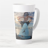 太陽のラテマグカップによって権限を与えられる カフェラテマグ (右アングル)