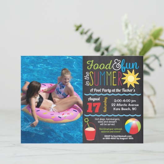 太陽の下で楽しもう！サマープールパーティーの黒板フォト 招待状