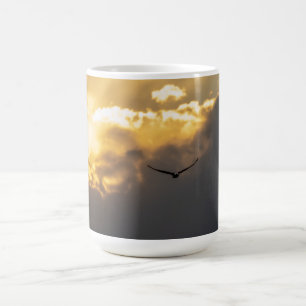 太陽の下に広がるワシから コーヒーマグカップ