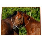 太陽の下に美しい栗の馬が2頭 ラージペーパーバッグ (正面)
