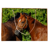 太陽の下に美しい栗の馬が2頭 ラージペーパーバッグ (裏面)