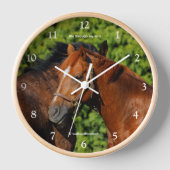 太陽の下に美しい栗の馬が2頭 壁時計 (正面)