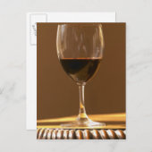 太陽の下に赤いシャトー・ベルグラーブのグラス – ポストカード (正面/裏面)