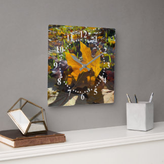 太陽の下の秋の葉 スクエア壁時計