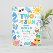 太陽の下の2歳男の子トロピカル2歳の誕生日