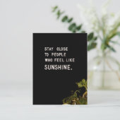 太陽の光が好きな人々の近感じくに滞在する ポストカード (スタンド正面)