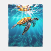 太陽の光が差し込む海を泳ぐタイマイ フリースブランケット (正面)