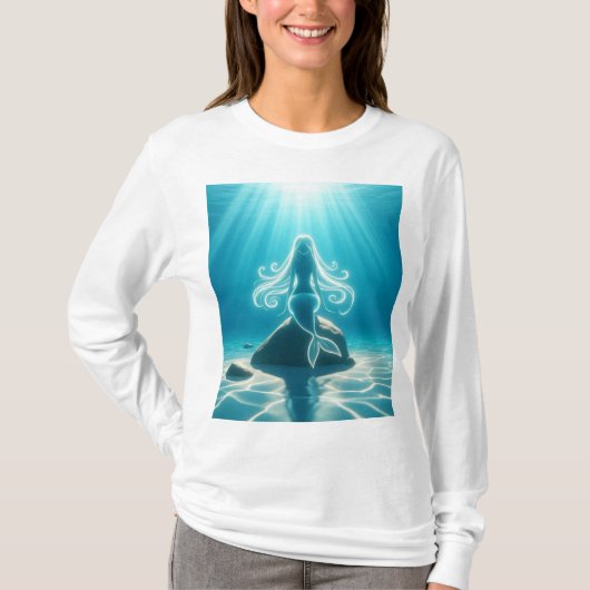 太陽の光が差し込む海中の人魚 Tシャツ (正面)